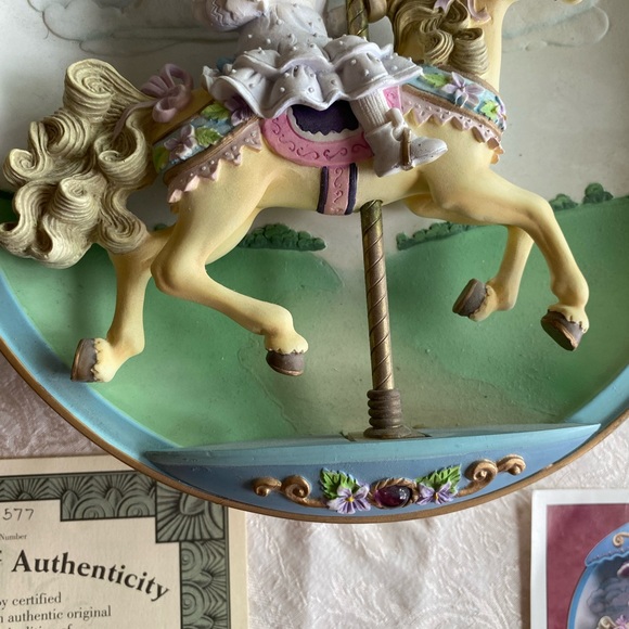 5th PLATE VINTAGE 1994 ‘FLIGHT OF FANCY’ of the CAROUSEL DAYDREAMS COLLECTION - Picture 4 of 9